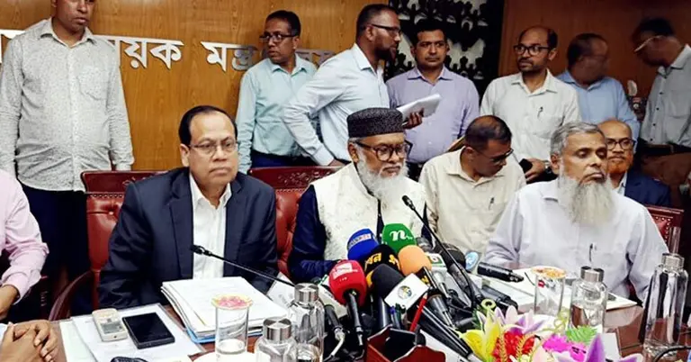 ব্রিফ করছেন ধর্ম উপদেষ্টা